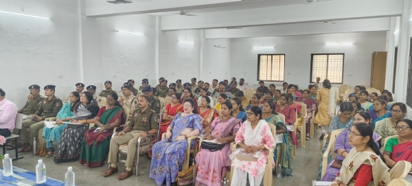 कार्यशाला में उपस्थित महिलाएं व अन्य लोग।