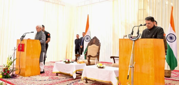 उपराज्यपाल सिन्हा ने शांतमनु को जम्मू-कश्मीर के निर्वाचन आयुक्त के रूप में शपथ दिलाई