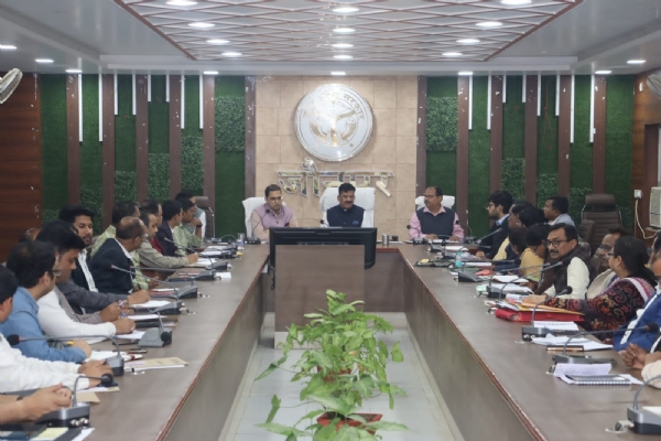 आईजीआरएस की बैठक लेते हुए जिलाधिकारी डॉ दिनेश चंद्र जी मुख्य विकाश अधिकारी ध्रुव खड़िया