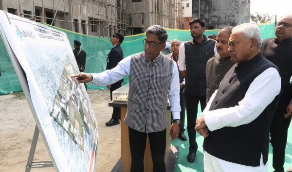 मुख्यमंत्री नीतीश आईजीआईएमएस के नये भवन निर्माण कार्य का निरीक्षण करते हुए