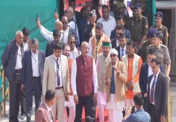 गुयाना के उपराष्ट्रपति डॉ.भरत जगदेव श्रीराम जन्मभूमि मंदिर का अवलोकन करते हुए