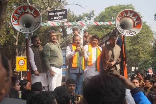 दिल्ली भाजपा प्रदेश अध्यक्ष वीरेंद्र सचदेवा सांसद मनोज तिवारी प्रदर्शन कर रहें कार्यकर्ताओं को संबोधित करते हुए।