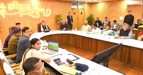 समीक्षा बैठक लेते सीएम धामी