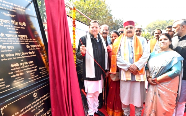 शिलान्यास करते हुए सीएम धामी