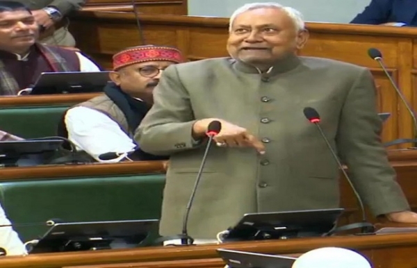 मुख्यमंत्री नीतीश कुमार सदन के अंदर प्रश्नकाल के दौरान जबाव देते हुए