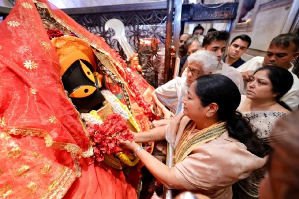 कालीघाट में दिल्ली की मुख्यमंत्री रेखा गुप्ता