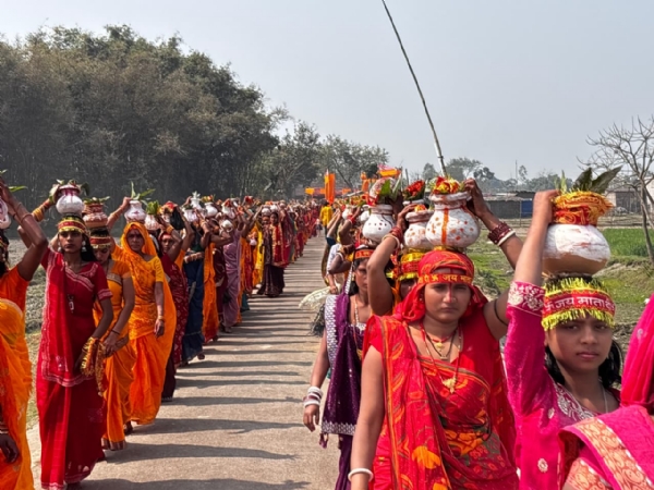 अररिया फोटो:कलश शोभायात्रा में शामिल महिलाएं