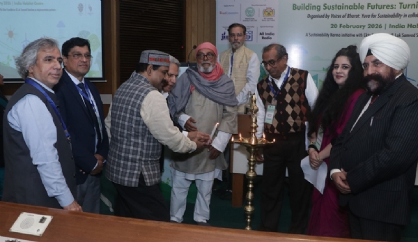 इंडिया हैबिटेट सेंटर में सम्मेलन का दीप प्रज्ज्वलित कर उद्घाटन करते अतिथिगण।