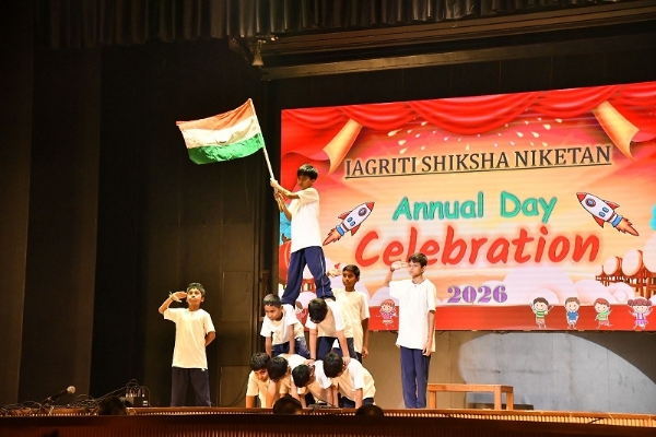 असमः जागृति शिक्षा निकेतन, पांडू के वार्षिक समारोह में देश भक्ति कार्यक्रम प्रस्तुत करते बच्चे।