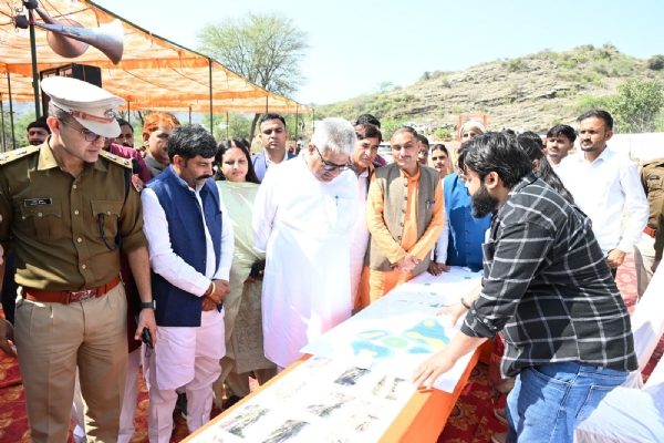 अलवर. कार्यक्रम में मौजूद मंत्री एवं अन्य. अलवर. कार्यक्रम में मौजूद मंत्री एवं अन्य.