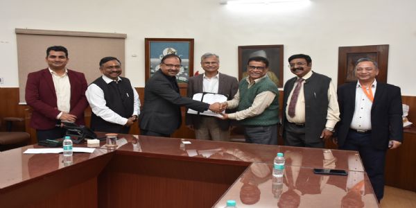 बहुराष्ट्रिय मोटरसंस्था बीएचयूमध्ये सीएसआर-अंतर्गतं रक्तदानकर्तृ मोबाइलवैनयानम् अकरोत् वित्तपोषितम्