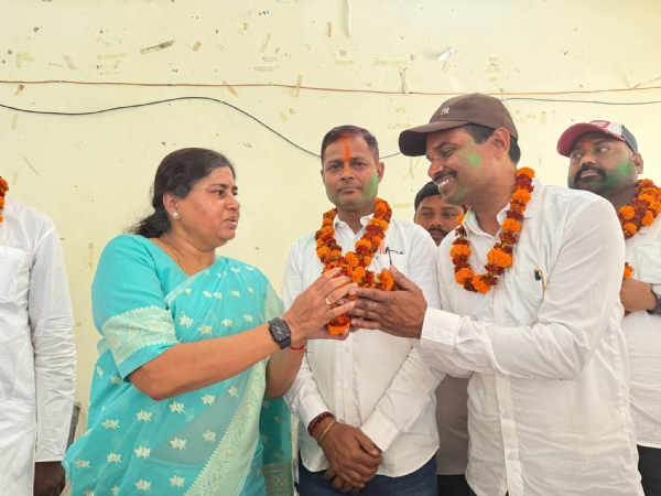 सम्मानित करती लेशी सिंह सम्मानित करती लेशी सिंह