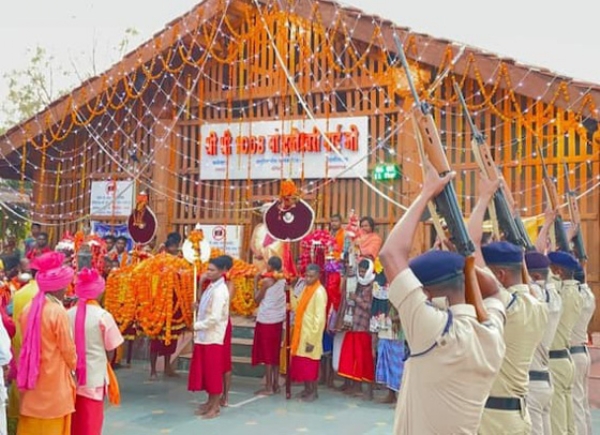 रियासत कालीन फागुन मड़ई में प्रथम पालकी निकाली गई रियासत कालीन फागुन मड़ई में प्रथम पालकी निकाली गई