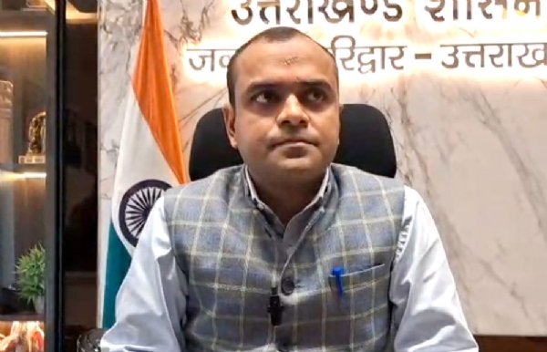 बैठक लेते डीएम मयूर दीक्षित