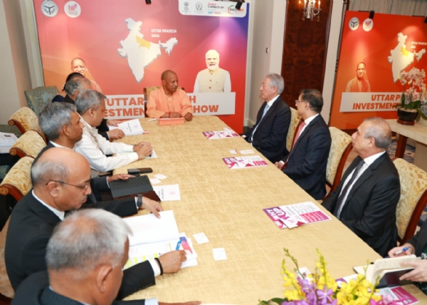 सिंगापुर में मुख्यमंत्री योगी बैठक करते हुए