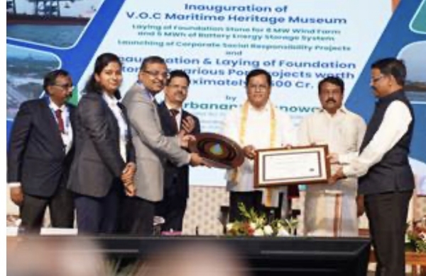 तमिलनाडु के तूतीकोरिन में वी.ओ. चिदंबरनार पोर्ट प्राधिकरण में 1500 करोड़ रुपये की परियोजनाओं का उद्घाटन करते केंद्रीय मंत्री सर्बानंद सोनोवाल।