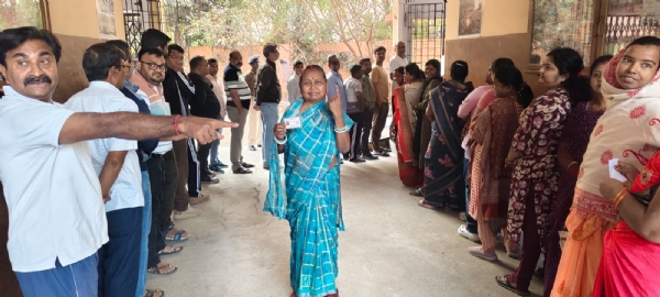 मतदान केंद्र पर वोट देते लोग मतदान केंद्र पर वोट देते लोग