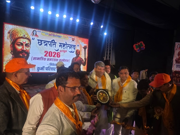 कैबिनेट मंत्री आशीष पटेल का सम्मान करते पदाधिकारी कैबिनेट मंत्री आशीष पटेल का सम्मान करते पदाधिकारी