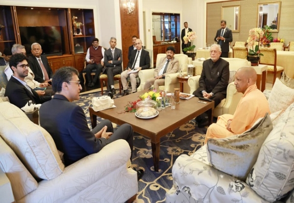 मुख्यमंत्री योगी आदित्यनाथ के साथ बैठक में सिंगापुर की वैश्विक निवेश कंपनी गोल्डन स्टेट कैपिटल (जीएससी) ग्रीन्स के निदेशक सुमित नंदा और उनकी टीम