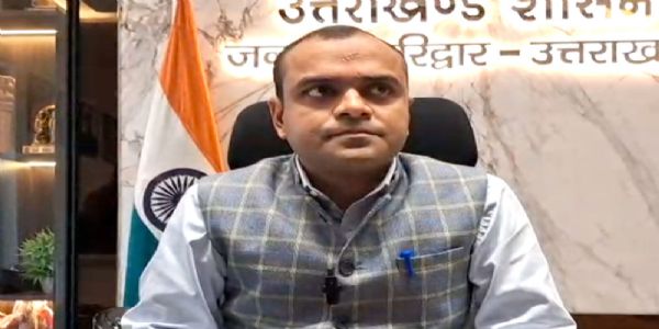 जनपदाधिकारी मयूरदीक्षितः विभिन्न-विभागानां सञ्चालित-योजनानां समीक्षां कृतवान्