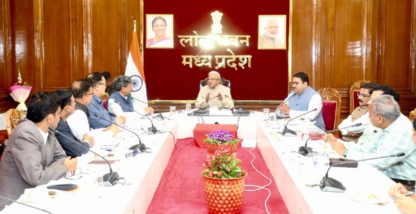 राज्यपाल मंगुभाई पटेल ने जेल गृह विभाग के अधिकारियों से की चर्चा