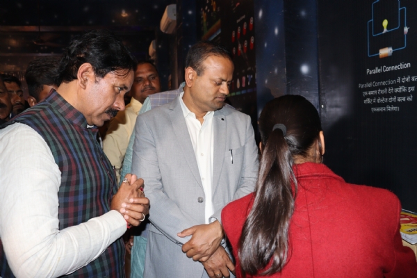 प्रोजेक्ट देखते मंत्री व डीएम