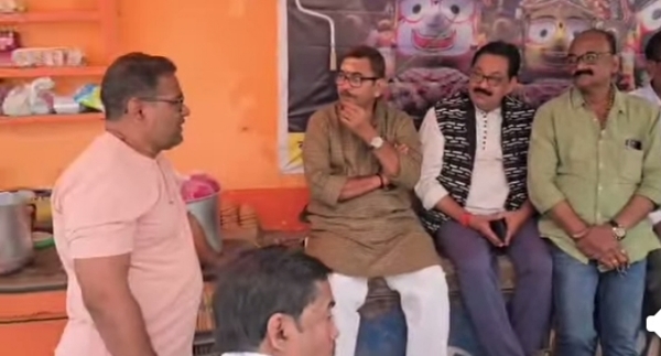 विधायक डॉ नीलकंठ चाय पर बैठकर चर्चा करते हुए