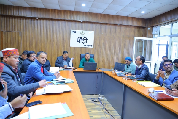 वीसी कक्ष में जिला योजना की समीक्षा बैठक अधिकारियों के साथ  लेते सीडीओ