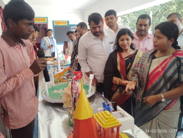 पीएम श्री कंपोजिट विद्यालय कुशहां में प्रदर्शनी का अवलोकन करती विधायक रिंकी कोल