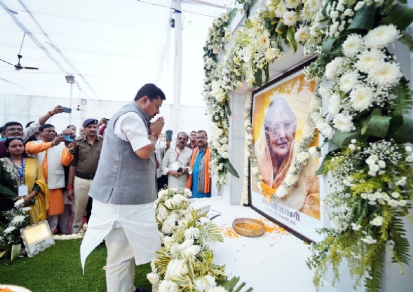 संजय सरावगी की मां को श्रद्धांजलि देते नितिन नवीन संजय सरावगी की मां को श्रद्धांजलि देते नितिन नवीन