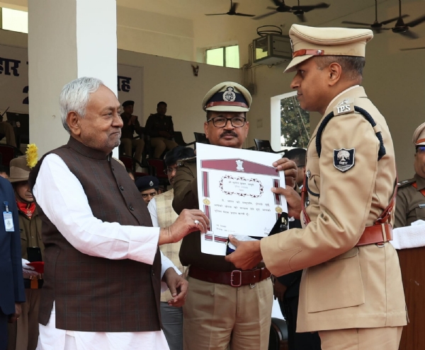 मिथिलेश स्टेडियम में बिहार पुलिस सप्ताह-2026 के अवसर पर  आयोजित सामूहिक परेड-सह- पारितोषिक वितरण कार्यक्रम में भाग लेते हुए मुख्यमंत्री