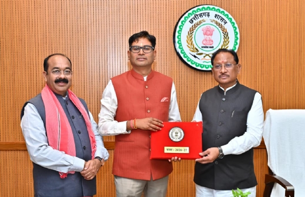 मुख्यमंत्री विष्णु देव साय से  विधानसभा परिसर में वित्त मंत्री ओपी चौधरी मुलाकात करते हुए