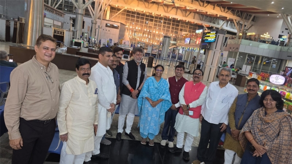 भाजपा प्रदेश अध्यक्ष किरण देव के नेतृत्व में पार्टी नेता मुम्बई रवाना हाेते हुए भाजपा प्रदेश अध्यक्ष किरण देव के नेतृत्व में पार्टी नेता मुम्बई रवाना हाेते हुए