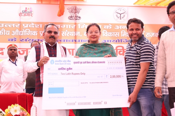 रोजगार मेले मैं अभ्यर्थी को चेक का नमूना देते एमएलसी सतपाल सिंह सैनी।