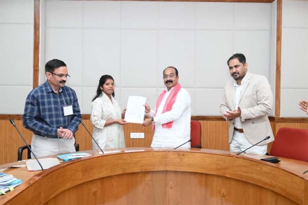 नव नियुक्त केमिस्टों काे नियुक्त पत्र साैपते हुए