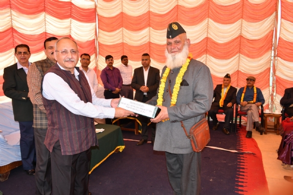 बरेली में भारत तिब्बत सीमा पुलिस बल द्वारा आयोजित पूर्व सैनिक दिवस समारोह में सेवानिवृत्त जवानों को सम्मानित करते अधिकारी।