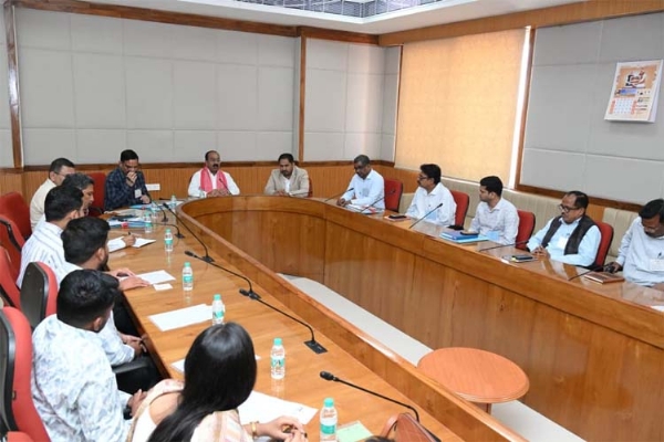 उपमुख्यमंत्री अरुण साव नव नियुक्त केमिस्टों की बैठक लेते हुए