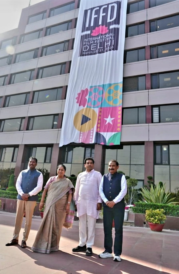 दिल्ली सचिवालय में इंटरनेशनल फिल्म फेस्टिवल दिल्ली 2026 का कर्टेन रेजर करती मुख्यमंत्री रेखा गुप्ता