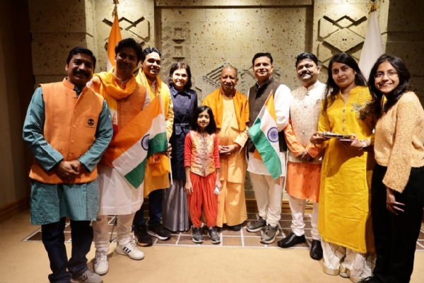 मुख्यमंत्री योगी आदित्यनाथ अपने दौरे के दौरान प्रवासियों से मिलते हुए