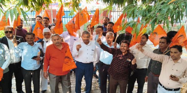 श्रमिकाणां गर्जनम् — जनपदाधिकारि-कार्यालये भारतीय श्रमिकसंघस्य प्रदर्शनम्