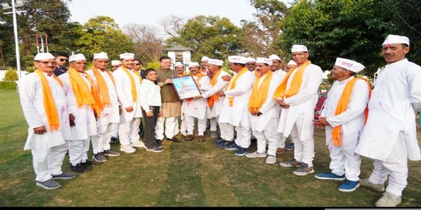 मुख्यमंत्रिणे धामिने चम्पावततः आगताः होल्यारजनाः अयच्छन् होल्याः शुभकामनाः