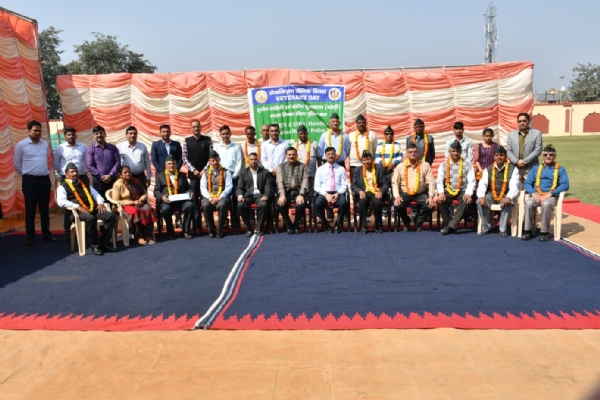 बरेली में भारत तिब्बत सीमा पुलिस बल द्वारा आयोजित पूर्व सैनिक दिवस समारोह में सेवानिवृत्त जवानों को सम्मानित करते अधिकारी।