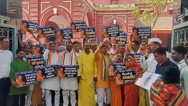 कांग्रेस पार्टी के लोग प्रदर्शन करते हुए कांग्रेस पार्टी के लोग प्रदर्शन करते हुए