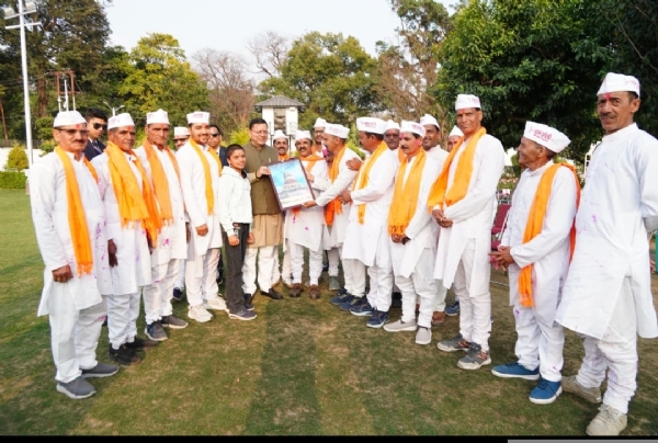 चम्पावत से आए होल्यारों आज मुख्यमंत्री आवास में मुख्यमंत्री पुष्कर सिंह धामी से भेंट करते हुए।