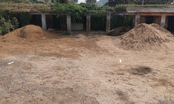 दरभंगा: जर्जरित कालेज।