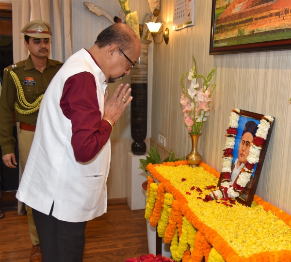 राज्यपाल डेका वीर सावरकर को श्रद्धांजलि देते हुए