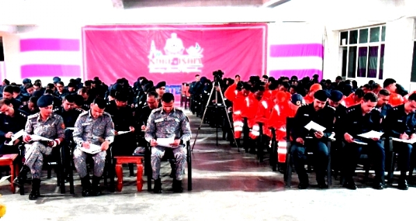 प्रशिक्षित होते हुए एनडीआरएफ बचावकर्मी