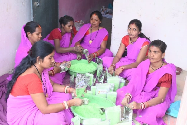 स्व सहायता समूह की महिलाएं कर रही है प्राकृतिक गुलाल का निर्माण