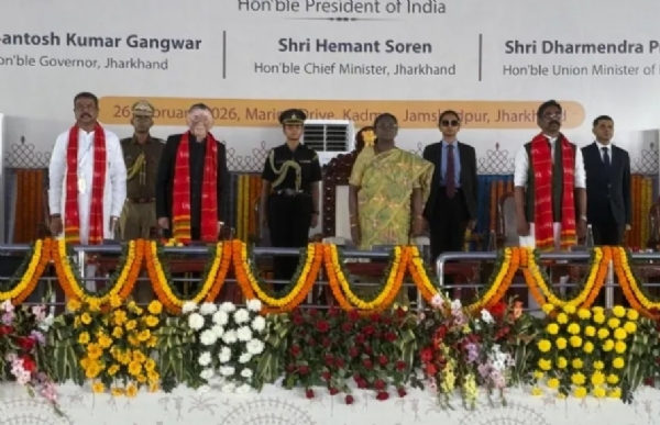 राज्यपाल संतोष कुमार गंगवार, मुख्यमंत्री हेमंत सोरेन, उपयुक्त कर्ण सत्यार्थी ने पुष्पगुच्छ भेंट कर स्वागत और कार्यक्रम स्थल का फोटो राज्यपाल संतोष कुमार गंगवार, मुख्यमंत्री हेमंत सोरेन, उपयुक्त कर्ण सत्यार्थी ने पुष्पगुच्छ भेंट कर स्वागत और कार्यक्रम स्थल का फोटो