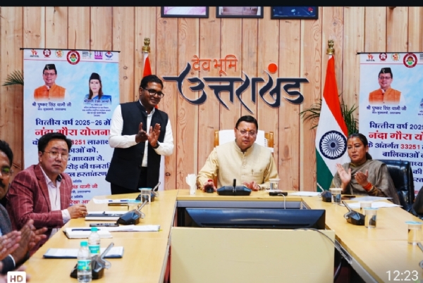 देहरादून में आयोजित बैठक के दौरान मुख्यमंत्री पुष्कर सिंह धामी ‘नंदा गौरा योजना’ की राशि डीबीटी के माध्यम से हस्तांतरित करते हुए।